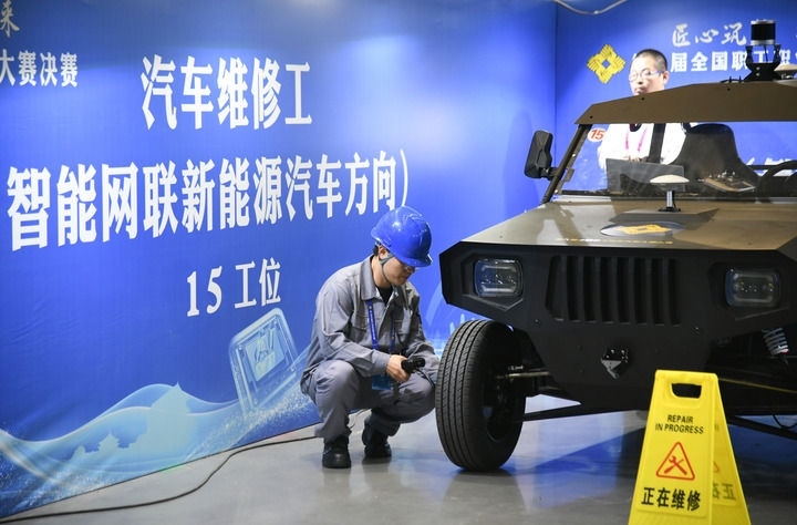 2024年9月11日，由全國總工會、人力資源和社會保障部等單位主辦的第八屆全國職工職業(yè)技能大賽決賽在陜西開幕。這是選手在位于西安國際會展中心的比賽場地參加汽車維修工（智能網(wǎng)聯(lián)新能源汽車方向）工種比賽。新華社記者 張博文 攝