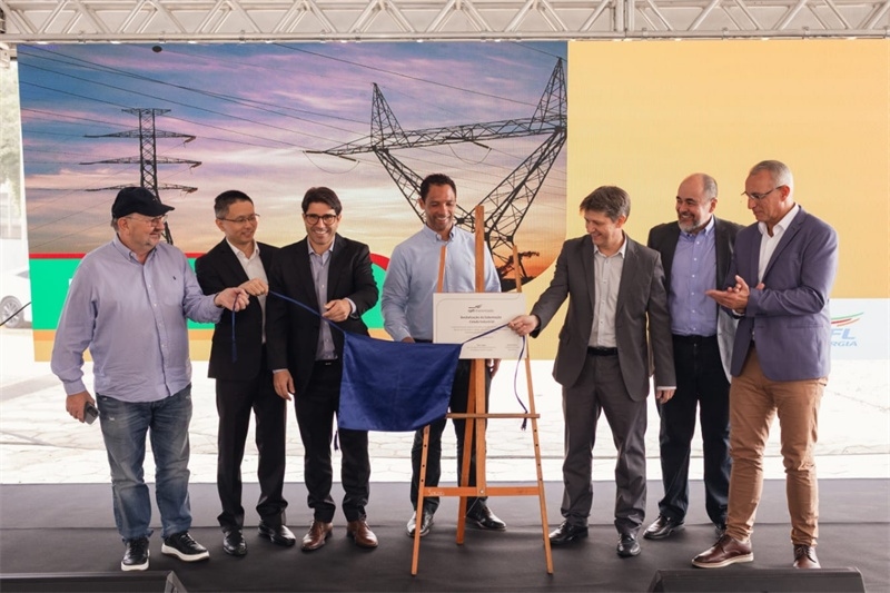 CPFL公司執(zhí)行副總裁弗拉維奧·恩里克·里貝羅（中）、CPFL輸電公司總裁李甫（左二）、南里奧格蘭德州州議員阿洛伊西奧·克拉斯曼（左一）、州長(zhǎng)代表豪爾赫·波佐邦（右一）等出席投運(yùn)儀式。 中國(guó)國(guó)家電網(wǎng)巴西電力CPFL公司供圖