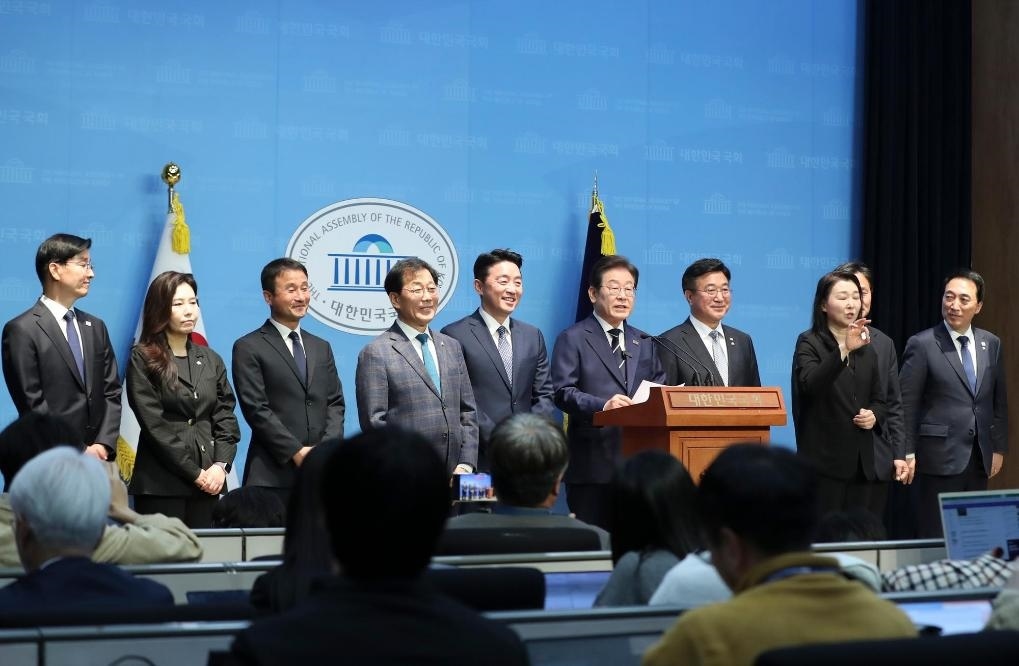 4月11日，李在明在韓國(guó)首爾舉行的新聞發(fā)布會(huì)上介紹他的總統(tǒng)競(jìng)選團(tuán)隊(duì)。新華社記者姚琪琳攝