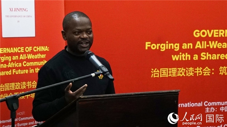 約翰內(nèi)斯堡大學非洲中國研究中心研究員葛迪恩·吉通加在讀書會上發(fā)言。人民網(wǎng) 劉暢攝