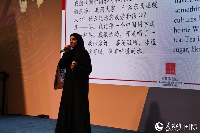 第四屆“阿聯(lián)酋眼中的中國”中文比賽上，一位阿聯(lián)酋漢語學(xué)習(xí)者與觀眾分享對中國茶文化的思考。人民網(wǎng)記者 張志文攝