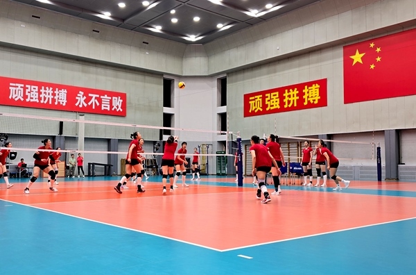4月28日，中國(guó)女排在主教練趙勇的帶領(lǐng)下進(jìn)行訓(xùn)練。人民網(wǎng)記者 胡雪蓉?cái)z