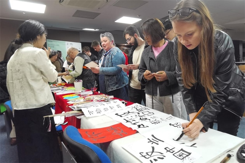 現(xiàn)場來賓體驗(yàn)中國傳統(tǒng)文化。中國駐波蘭大使館供圖。