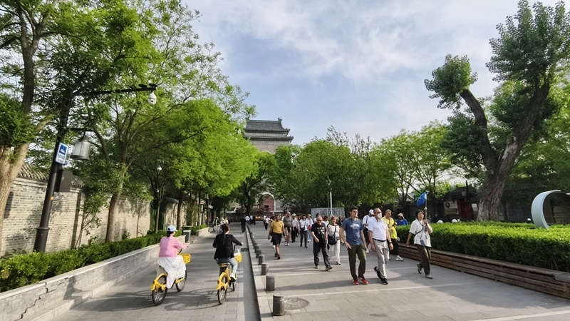 外國游客游覽北京鼓樓。人民網(wǎng)記者 李楠樺攝