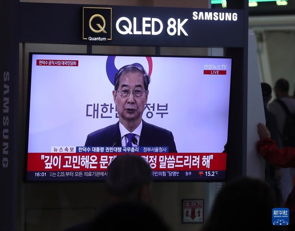 5月1日，在韓國首爾火車站，民眾觀看韓德洙辭職的新聞。新華社記者 姚琪琳 攝