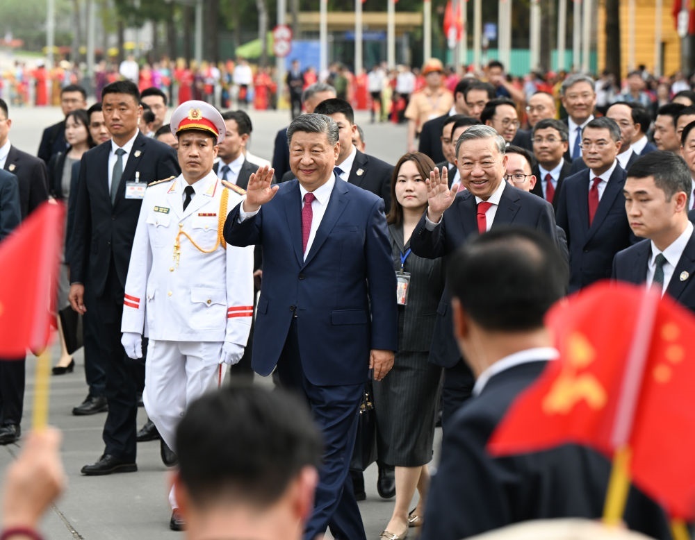 4月14日，中共中央總書記、國(guó)家主席習(xí)近平抵達(dá)河內(nèi)對(duì)越南進(jìn)行國(guó)事訪問(wèn)。當(dāng)日下午，越共中央總書記蘇林為習(xí)近平舉行隆重歡迎儀式。這是歡迎儀式后，習(xí)近平和蘇林一同步行前往越共中央駐地舉行會(huì)談時(shí)，向歡迎人群揮手致意。新華社記者 張領(lǐng) 攝