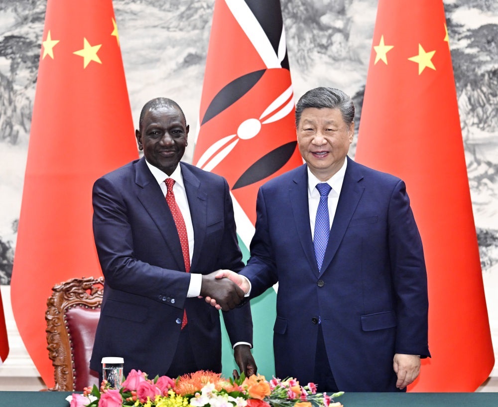 4月24日上午，國(guó)家主席習(xí)近平在北京人民大會(huì)堂同來(lái)華進(jìn)行國(guó)事訪問(wèn)的肯尼亞總統(tǒng)魯托舉行會(huì)談。這是習(xí)近平同魯托握手。新華社記者 岳月偉 攝