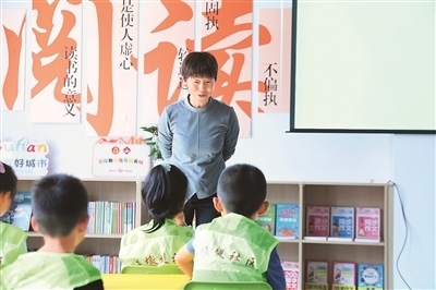 田桂月帶領(lǐng)孩子共讀繪本《點(diǎn)》。李澤罡攝