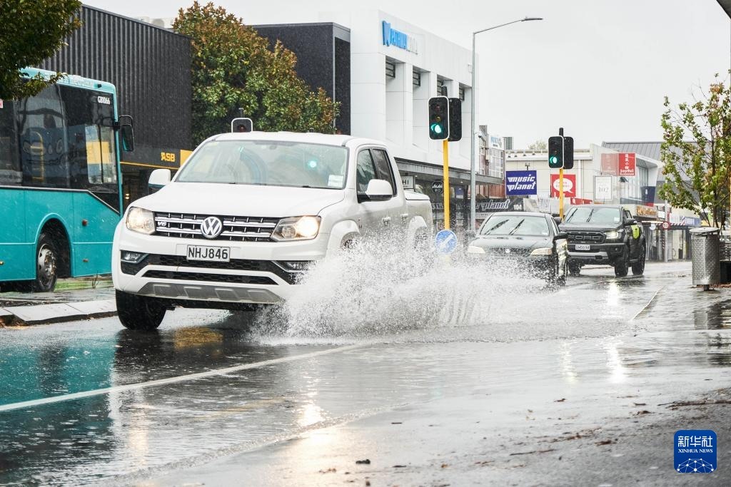 5月1日，汽車行駛在新西蘭南島城市克賴斯特徹奇的街頭。新華社發(fā)（陳思雨蒙 攝）