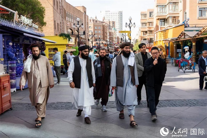 代表團(tuán)在新疆國際大巴扎參觀。人民網(wǎng)記者 章凱風(fēng)攝