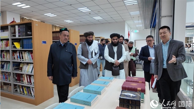 代表團(tuán)在新疆伊斯蘭教經(jīng)學(xué)院圖書館參觀。人民網(wǎng)記者 章凱風(fēng)攝