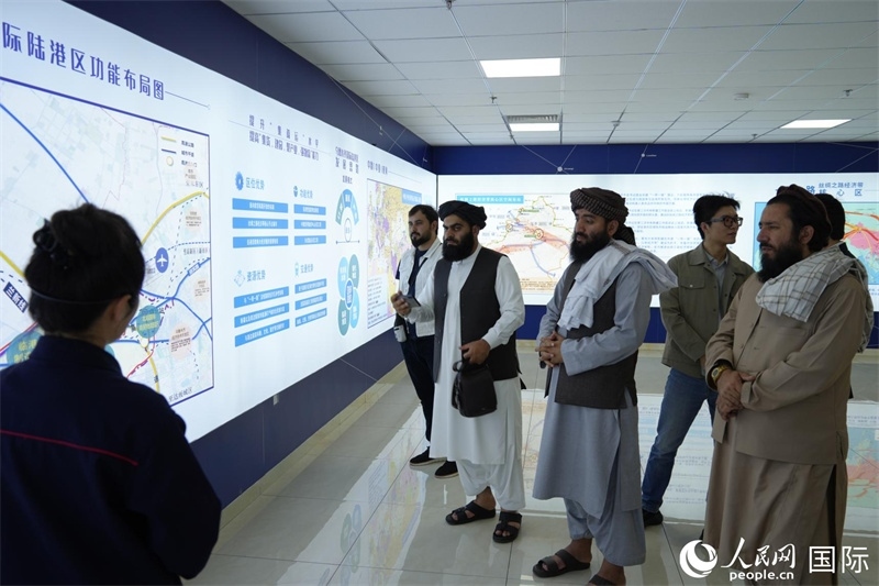 代表團(tuán)在烏魯木齊國際陸港區(qū)參觀。人民網(wǎng)記者 章凱風(fēng)攝