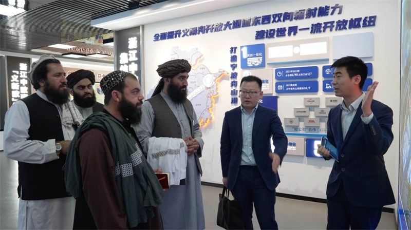 代表團(tuán)在義新歐班列始發(fā)站參觀。CGTN記者 楊剛攝