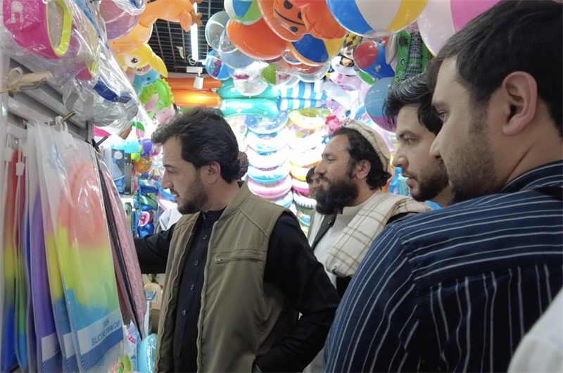 代表團(tuán)在義烏國際商貿(mào)城參觀。CGTN記者 楊剛攝