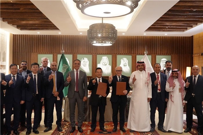 簽約合影。中國(guó)鐵建供圖