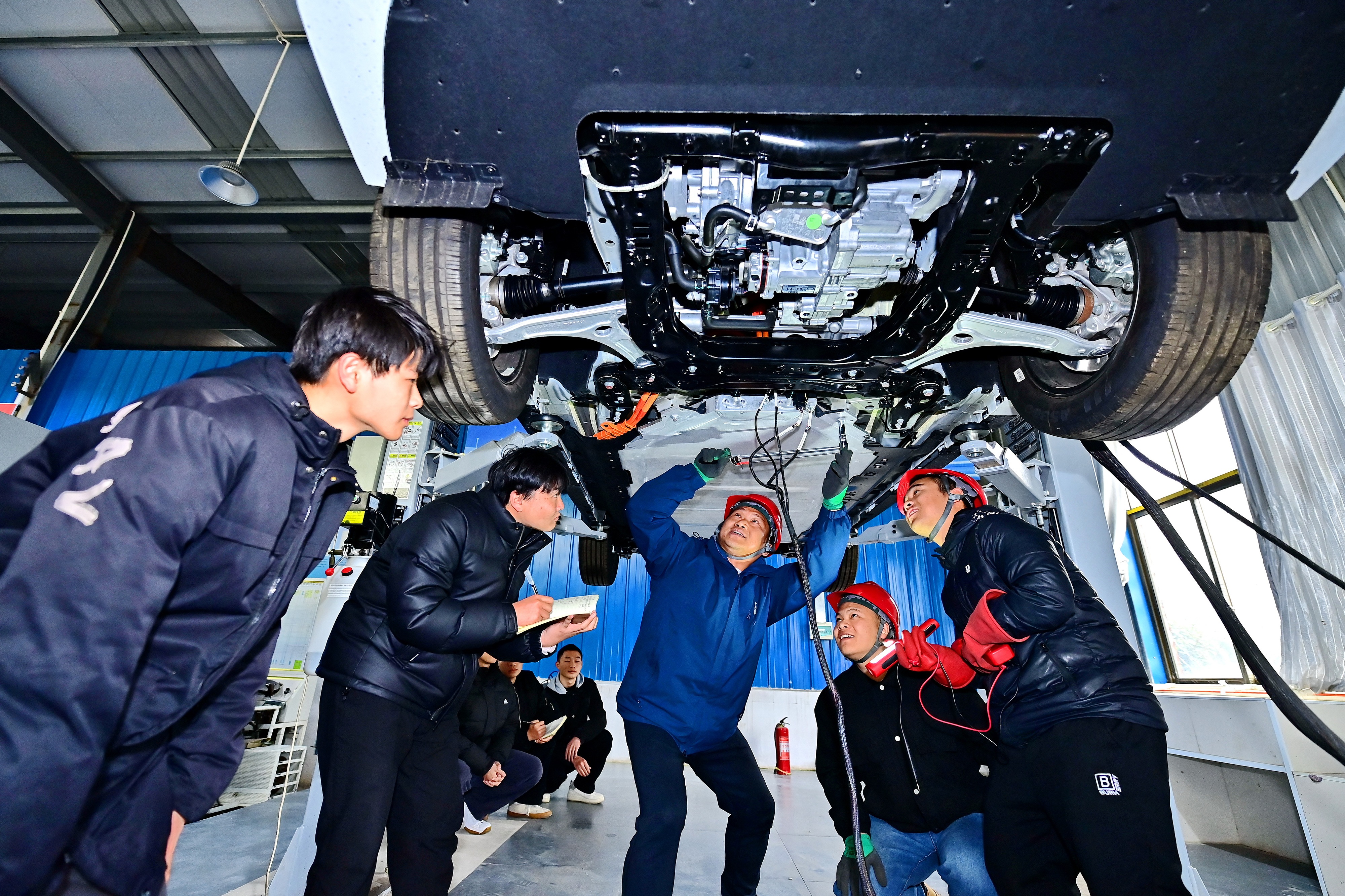 2025年2月，江西省宜春市，豐城市的一所技工學校實訓基地內(nèi)，新能源汽車運維專業(yè)學生在老師的指導下學習新能源汽車電池包檢修技術(shù)。