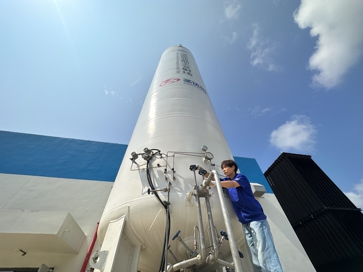 陳恩偉在海南商業(yè)航天發(fā)射場(chǎng)技術(shù)區(qū)罐區(qū)進(jìn)行液氮轉(zhuǎn)注前準(zhǔn)備。新華社記者 陳凱姿 攝