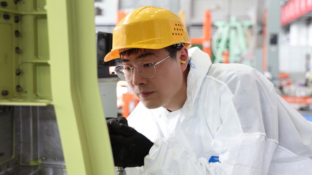 在中國航空工業(yè)集團(tuán)成飛車間內(nèi)，飛機(jī)鉚裝鉗工首席操作技師馮攀龍正在工作。（新華社發(fā)）