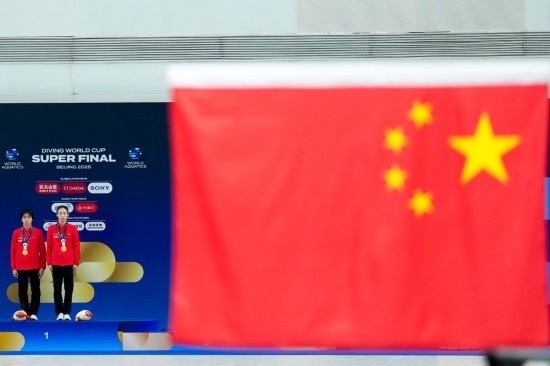5月2日，獲得2025年跳水世界杯總決賽女子雙人10米臺冠軍的中國組合陳芋汐（右）/全紅嬋在頒獎(jiǎng)儀式上。新華社記者 鞠煥宗 攝