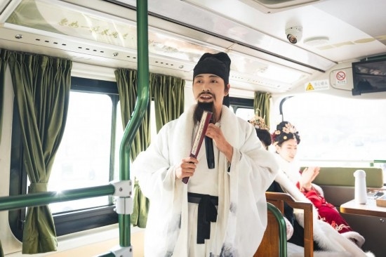 身著古裝的“伴游”在“長(zhǎng)安尋夢(mèng)”主題觀光車上為游客講解。（受訪者供圖）