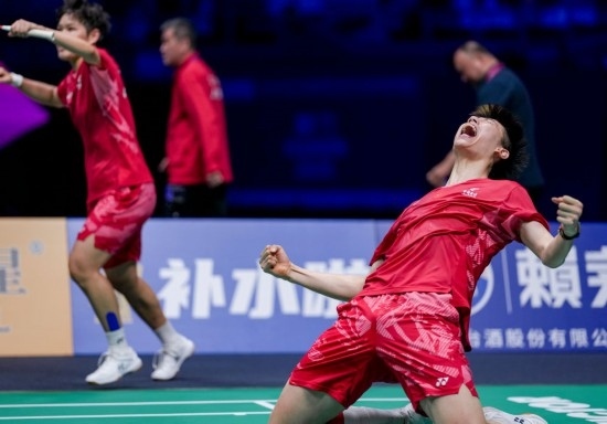 5月3日，中國隊(duì)組合馮彥哲（右）/黃東萍在半決賽混雙比賽后慶祝。新華社記者 孫非 攝