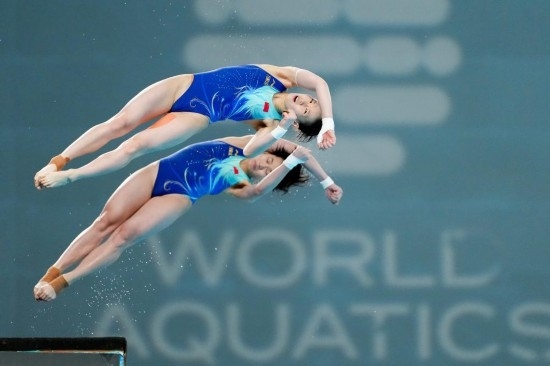 5月2日，陳芋汐（上）/全紅嬋在比賽中。新華社記者 鞠煥宗 攝