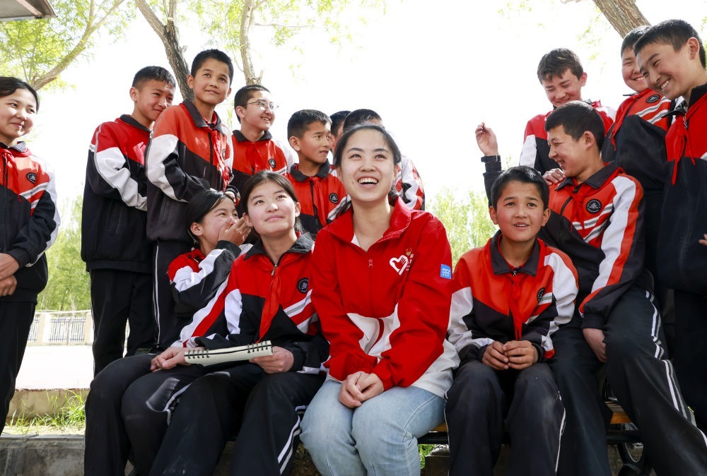 4月23日，在新疆克州阿圖什市哈拉峻鄉(xiāng)謝依特小學(xué)，支教教師高淑賢和學(xué)生們?cè)谝黄稹? width=