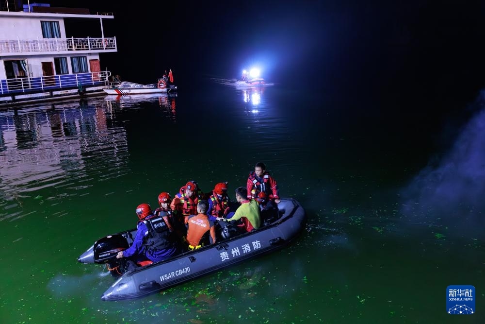 5月5日，救援人員在進(jìn)行搜救。新華社記者 劉續(xù) 攝