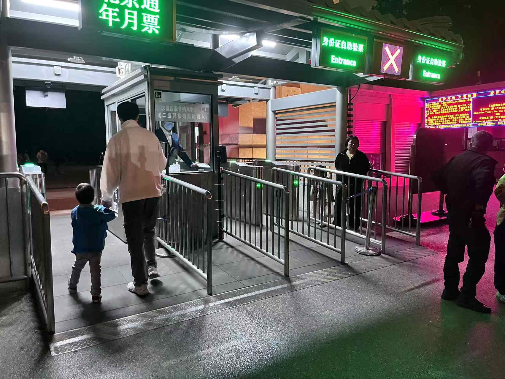 北京天壇公園延長(zhǎng)開放時(shí)間，游客進(jìn)入游覽。人民網(wǎng)記者 李楠樺攝