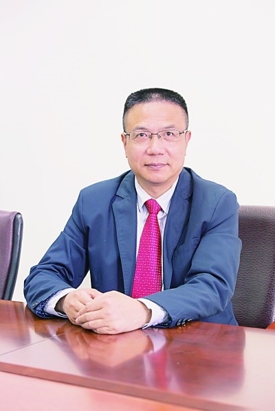 徐飛 教授、博士生導(dǎo)師。歷任上海交通大學(xué)副校長(zhǎng)、西南交通大學(xué)校長(zhǎng)、上海財(cái)經(jīng)大學(xué)常務(wù)副校長(zhǎng)，現(xiàn)任福耀科技大學(xué)常務(wù)副校長(zhǎng)。國(guó)務(wù)院政府特殊津貼專家。先后兼任中國(guó)鐵道學(xué)會(huì)副理事長(zhǎng)，中國(guó)管理學(xué)會(huì)組織與戰(zhàn)略專業(yè)委員會(huì)副主任，教育部高等學(xué)校創(chuàng)新創(chuàng)業(yè)教育指導(dǎo)委員會(huì)副主任，中國(guó)高等教育學(xué)會(huì)創(chuàng)新創(chuàng)業(yè)教育分會(huì)理事長(zhǎng)，中國(guó)高質(zhì)量MBA教育認(rèn)證（CAMEA）工作委員會(huì)副主任，中國(guó)職業(yè)技術(shù)教育學(xué)會(huì)副會(huì)長(zhǎng)等。主要研究領(lǐng)域?yàn)閼?zhàn)略管理、競(jìng)爭(zhēng)戰(zhàn)略與博弈論、創(chuàng)新創(chuàng)業(yè)、跨文化戰(zhàn)略領(lǐng)導(dǎo)力等。出版著作20余部。