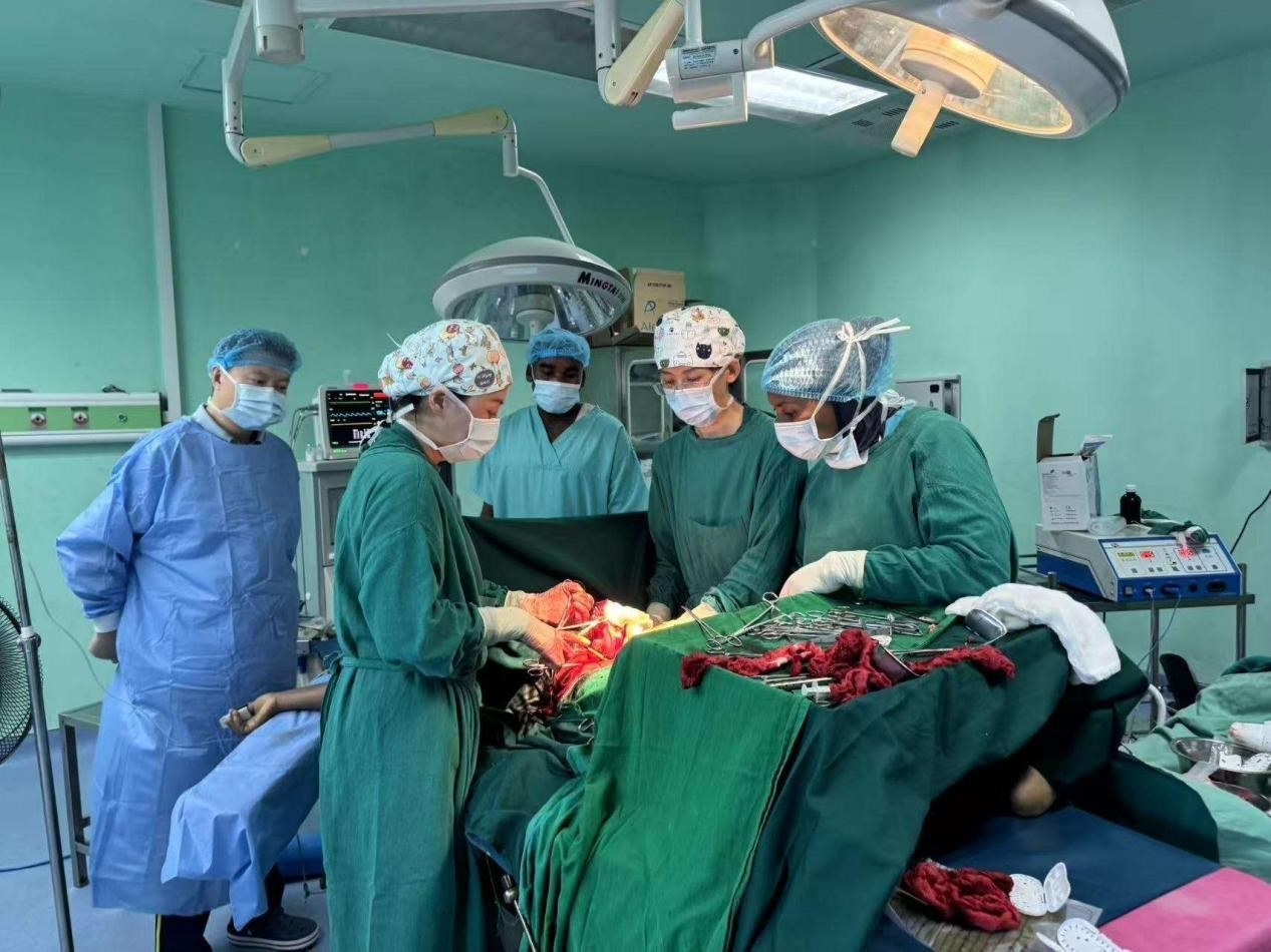 中國醫(yī)療隊專家與當(dāng)?shù)蒯t(yī)生協(xié)同手術(shù)。中國援桑醫(yī)療隊供圖