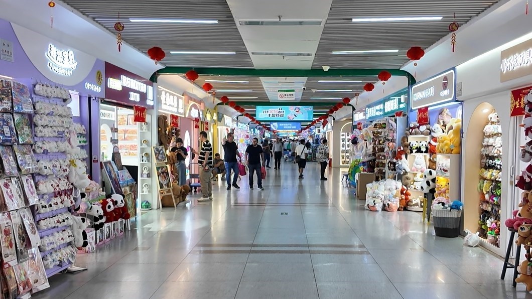 4月30日，義烏國(guó)際商貿(mào)城一區(qū)現(xiàn)場(chǎng)。人民網(wǎng)記者 王仁宏攝