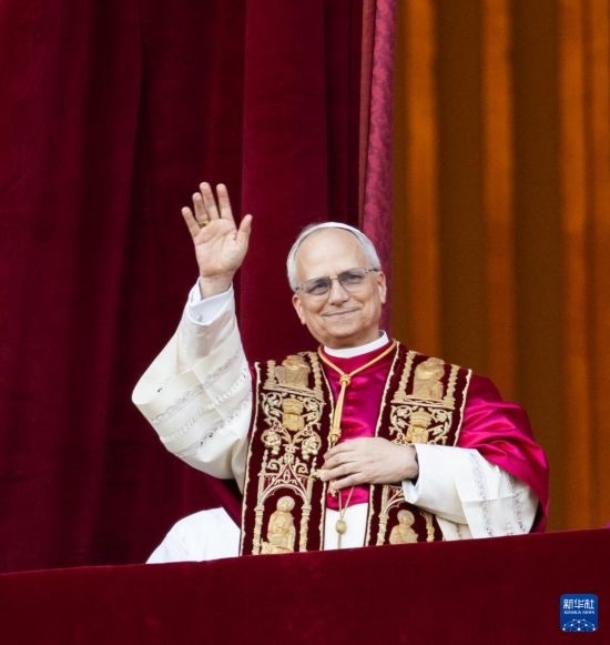 5月8日，在梵蒂岡城，來自美國的樞機主教羅伯特·普雷沃斯特當選新一任天主教羅馬教皇后向民眾致意。新華社記者 李京 攝