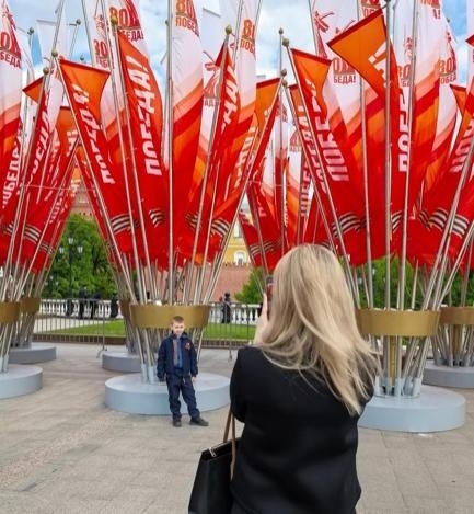 當?shù)貢r間5月7日下午，莫斯科紅場外，紀念蘇聯(lián)偉大衛(wèi)國戰(zhàn)爭勝利80周年慶典旗幟飄揚。