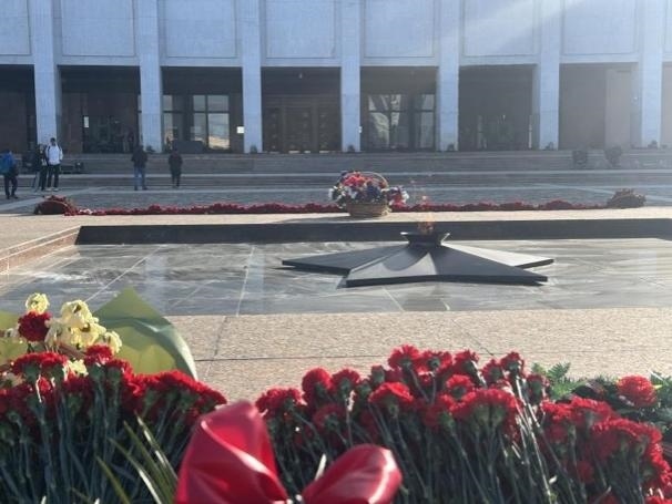 當?shù)貢r間5月6日下午，莫斯科勝利廣場上的長明火兩旁放滿鮮花。