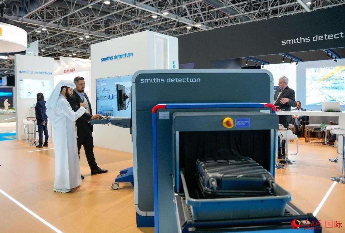 參展商體驗安檢設施。人民網(wǎng)塔里克·易卜拉欣攝