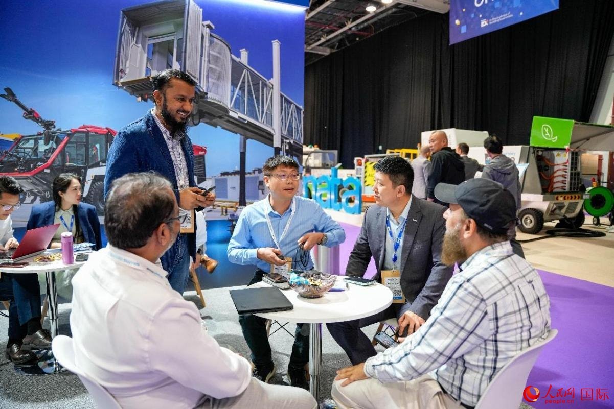 中外商家在交流。人民網(wǎng)塔里克·易卜拉欣攝