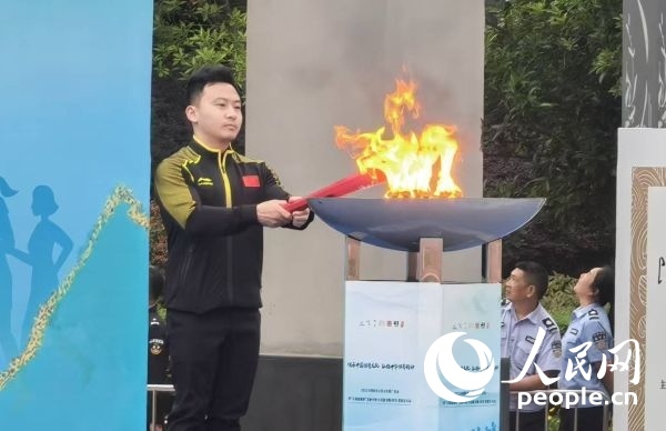 在活動開幕式上，馮喆點燃火炬。人民網(wǎng)記者 楊磊攝