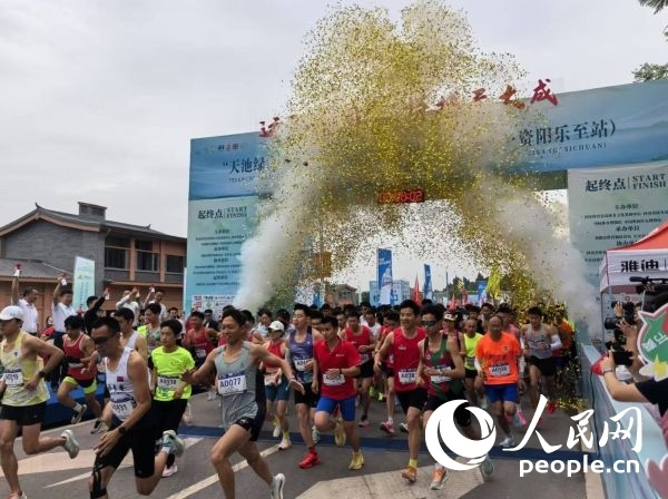 全民健身跑參賽選手沖出起點。人民網(wǎng)記者 楊磊攝