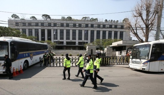 4月3日，在韓國首爾，警察在韓國憲法法院前執(zhí)勤。新華社記者姚琪琳攝