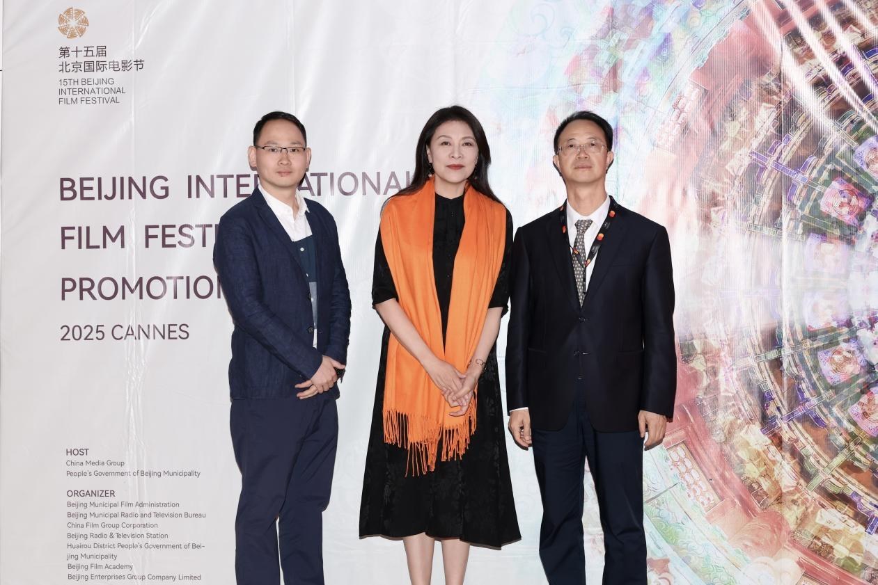 余俊生（右一）與《走走停?！穼?dǎo)演龍飛（左一）、演員岳紅（左二）合影。主辦方供圖