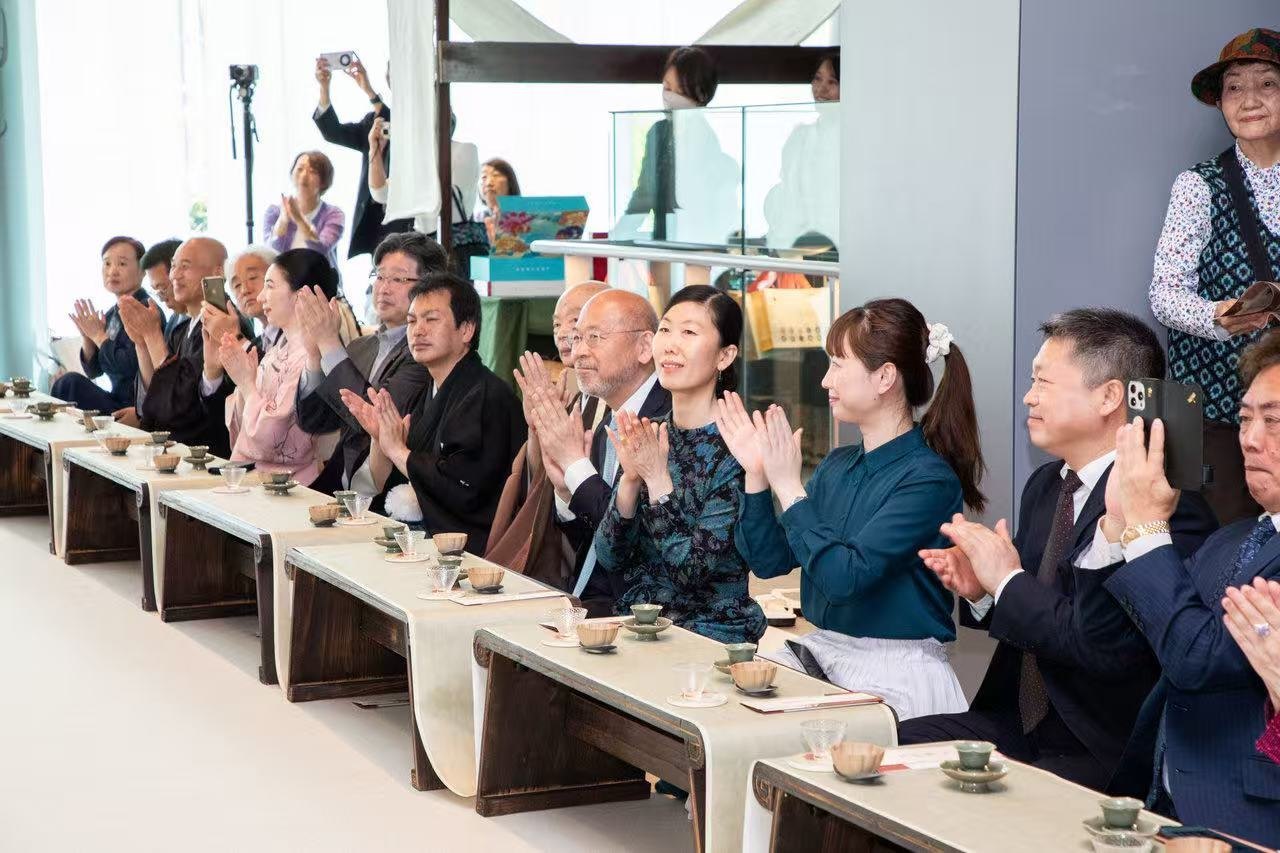 中日兩國(guó)文旅界、各茶道流派嘉賓出席開(kāi)幕式。中國(guó)駐大阪旅游辦事處供圖