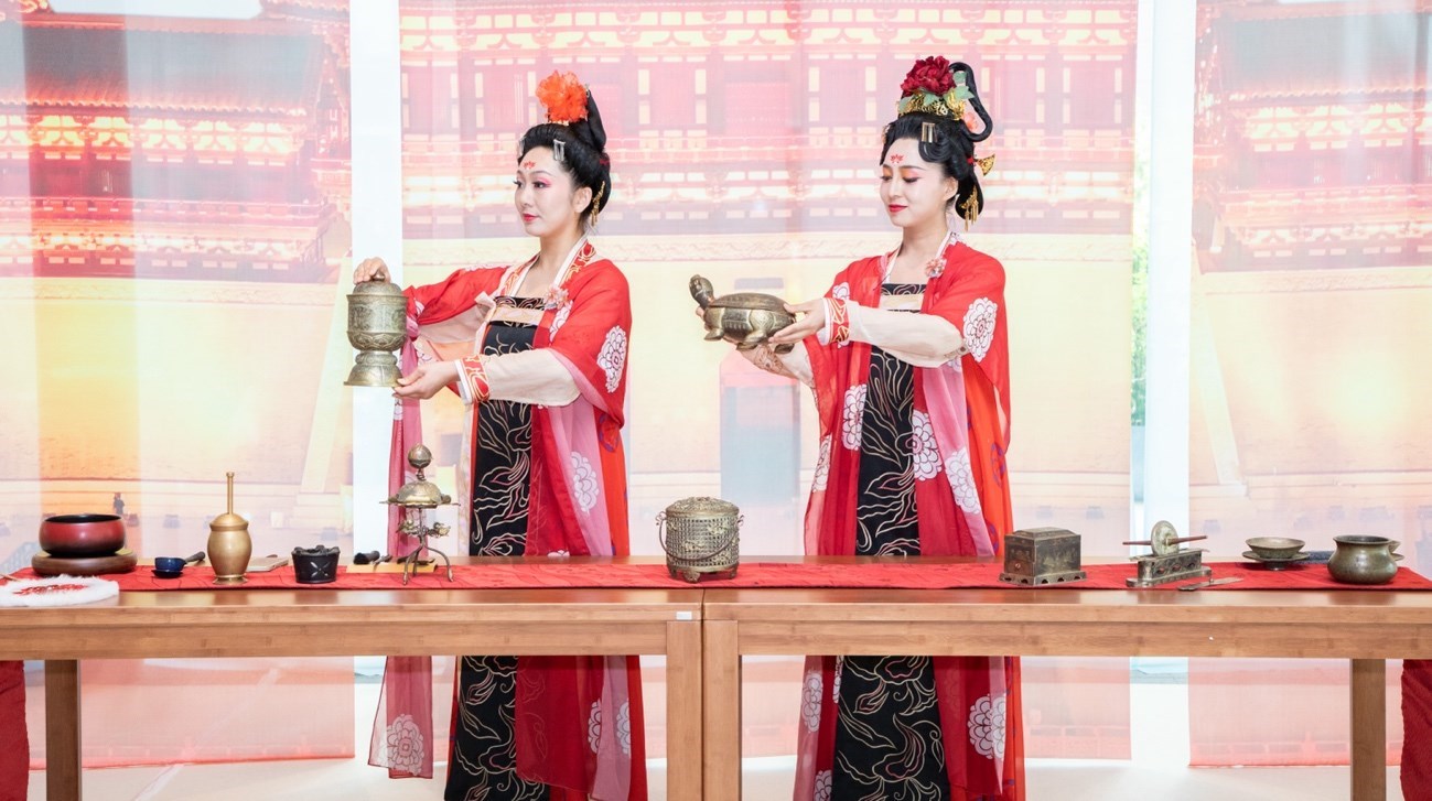 法門(mén)寺地宮出土文物一比一復(fù)刻的宮廷茶器。中國(guó)駐大阪旅游辦事處供圖