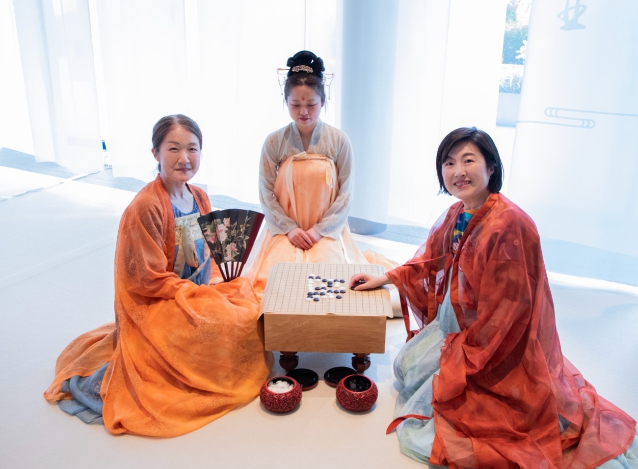 日本客人體驗(yàn)漢服。中國(guó)駐大阪旅游辦事處供圖