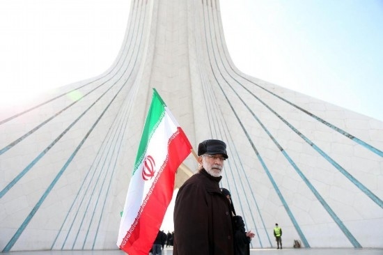 2月10日，在伊朗首都德黑蘭阿扎迪廣場，民眾參加紀念伊朗伊斯蘭革命勝利46周年集會。新華社記者沙達提攝