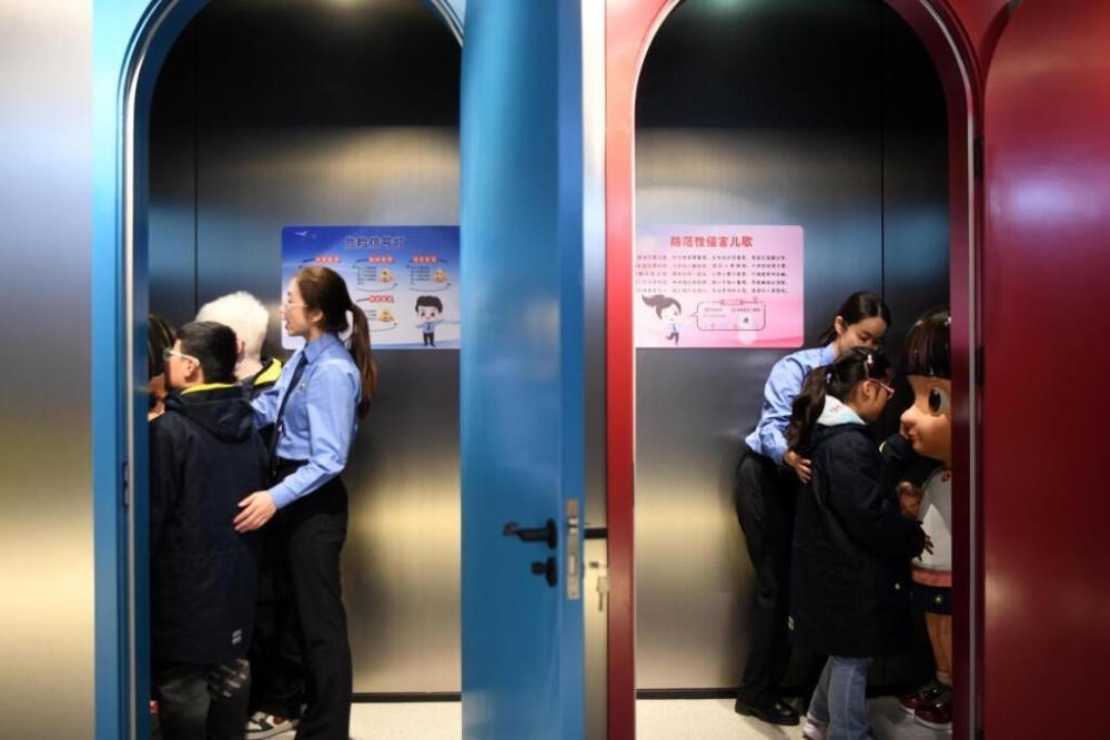 2025年4月2日，殘障兒童在無(wú)障礙青少年法治教育基地體驗(yàn)。