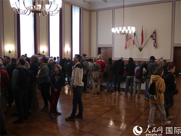 圖為觀眾們在卡爾霍斯特紀(jì)念館內(nèi)參觀。人民網(wǎng) 肖晶攝