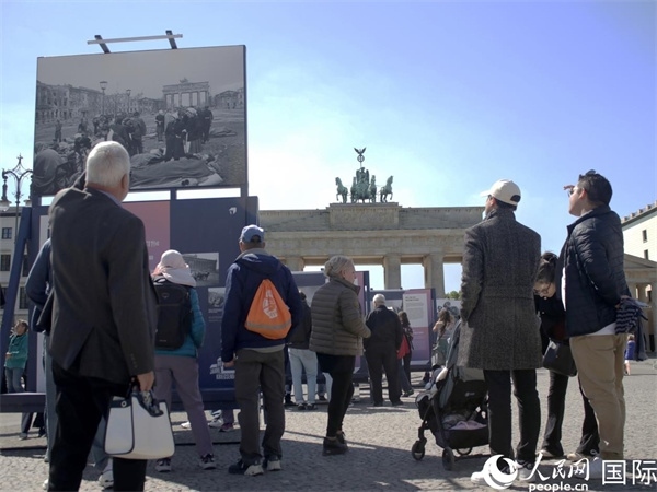 圖為勃蘭登堡門前，市民們在參觀歷史圖片展。人民網(wǎng) 肖晶攝