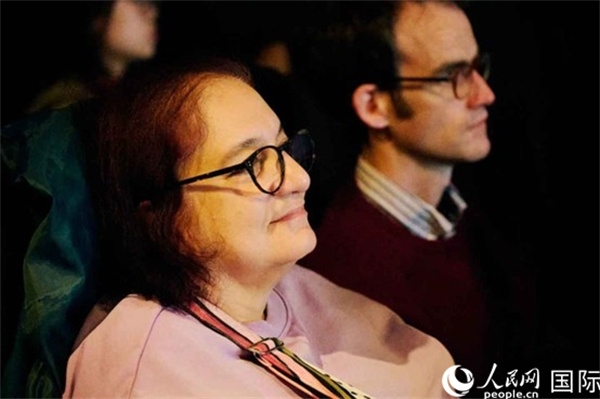 英國觀眾觀看巡展影片。楊浩鵬攝