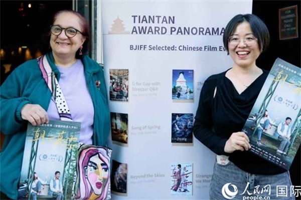 《朝云暮雨》放映前，觀眾前同主辦方互動。楊浩鵬攝